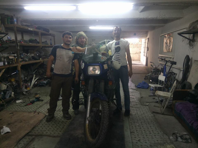 Immagine di Francesco Belgrano e dei meccanici moto a Bukhara